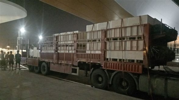 ▲加班加点，连夜运货卸货